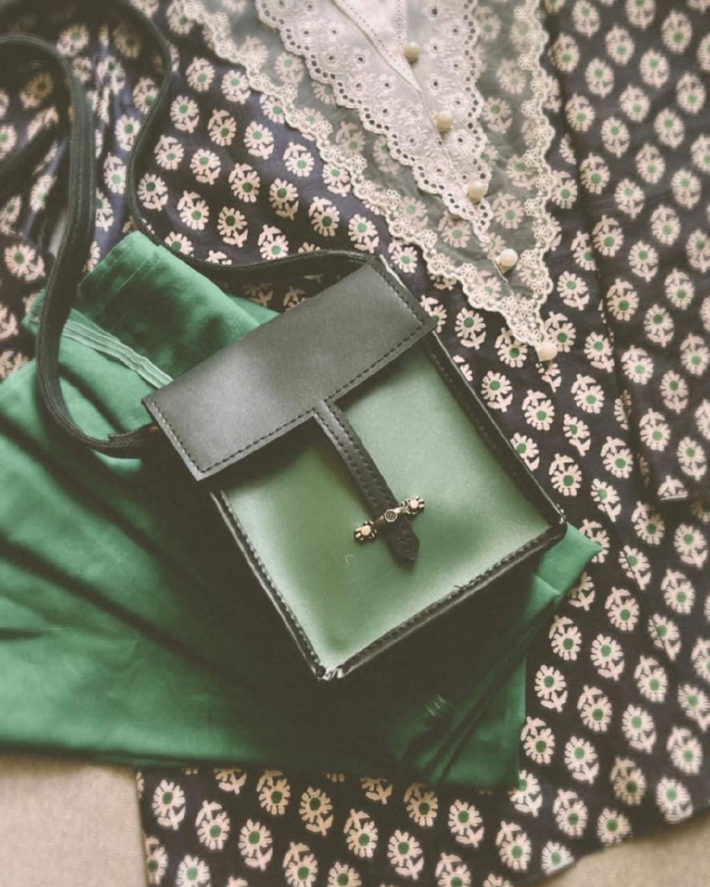 کیف دوشی چرمی سبز دست دوز