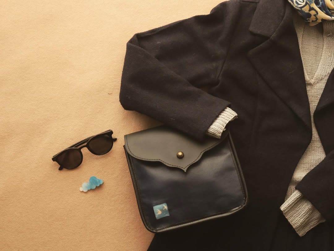 کیف دوشی چرم مشکی دست دوز