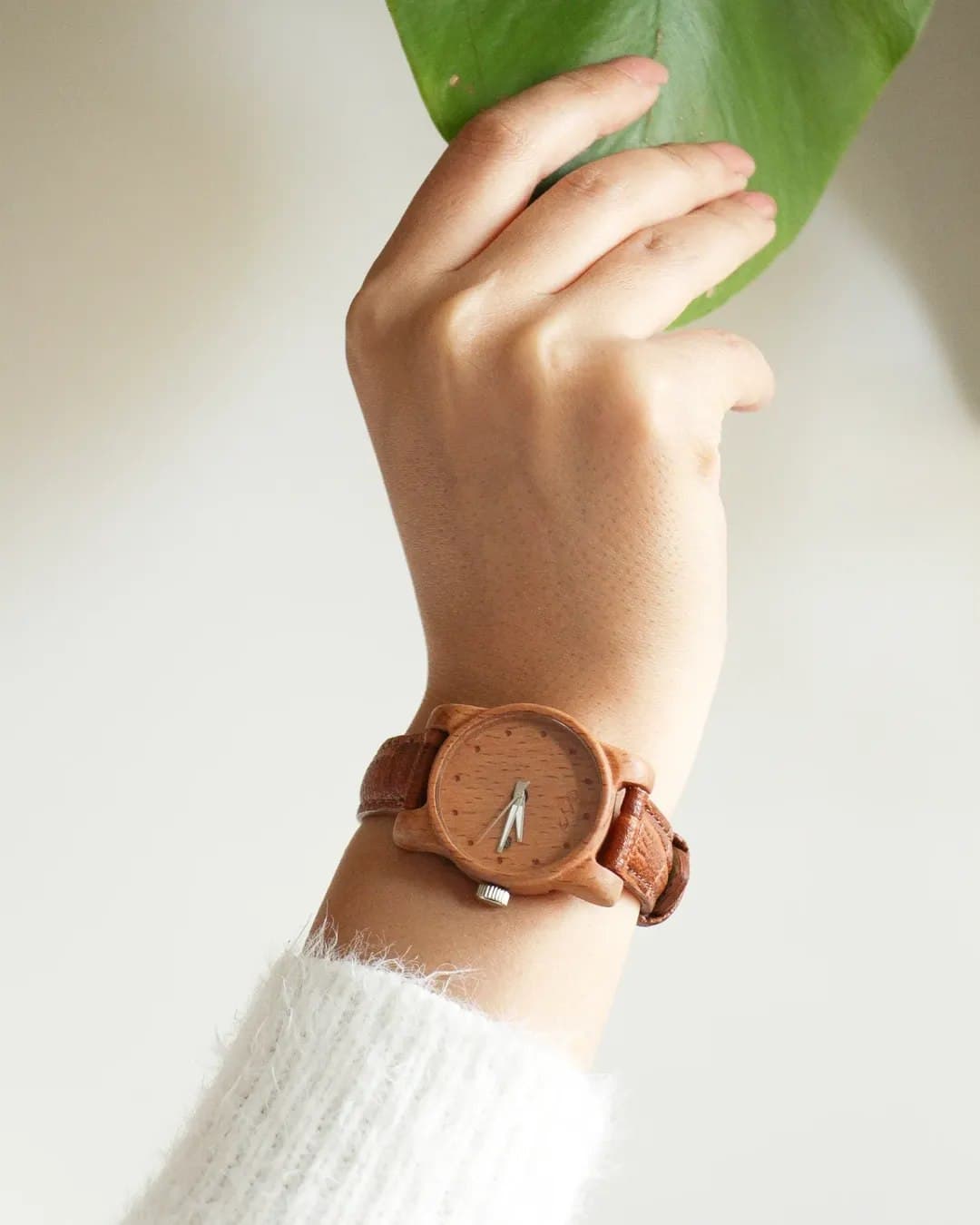 ساعت مچی چوبی دخترانه با بند چرم مدل وینسار - چوب راش