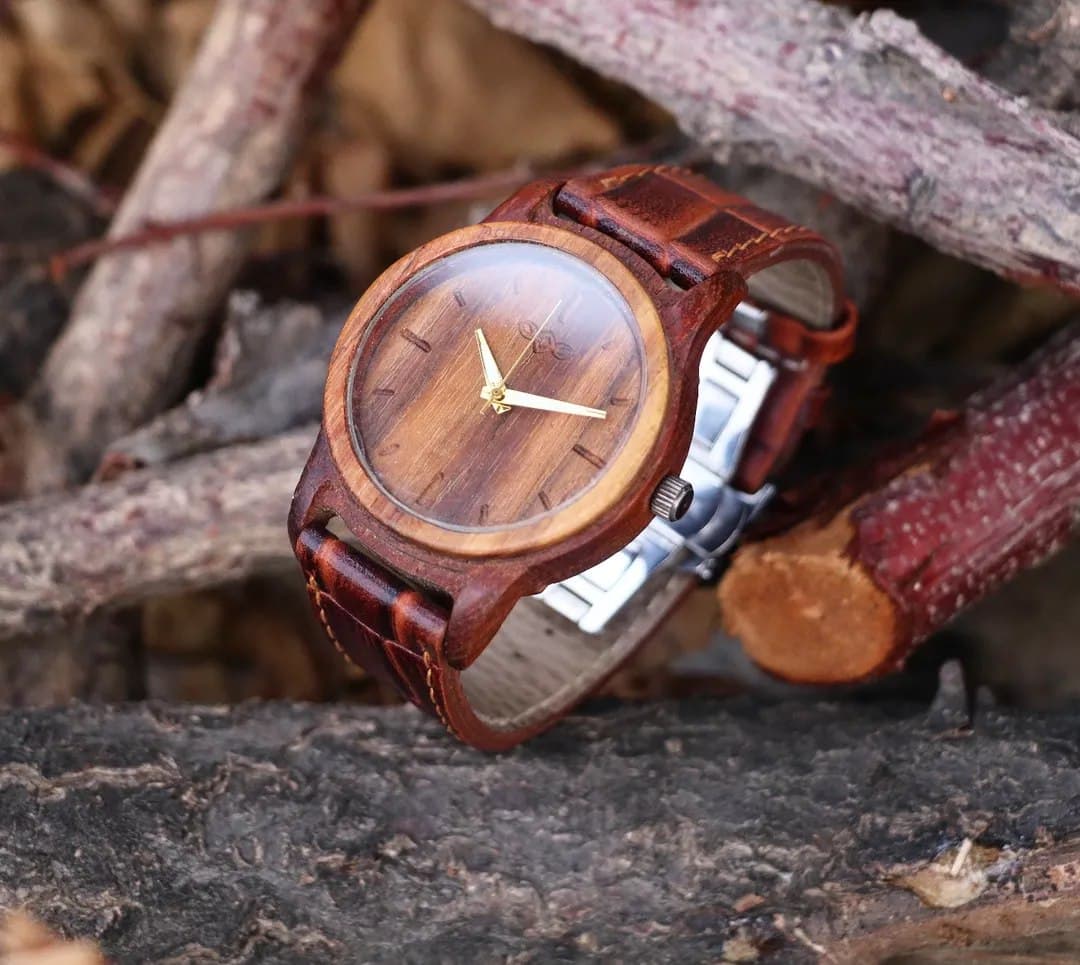 ساعت مچی چوبی با بند چرم مدل رایکا - چوب گردو و اقاقیا