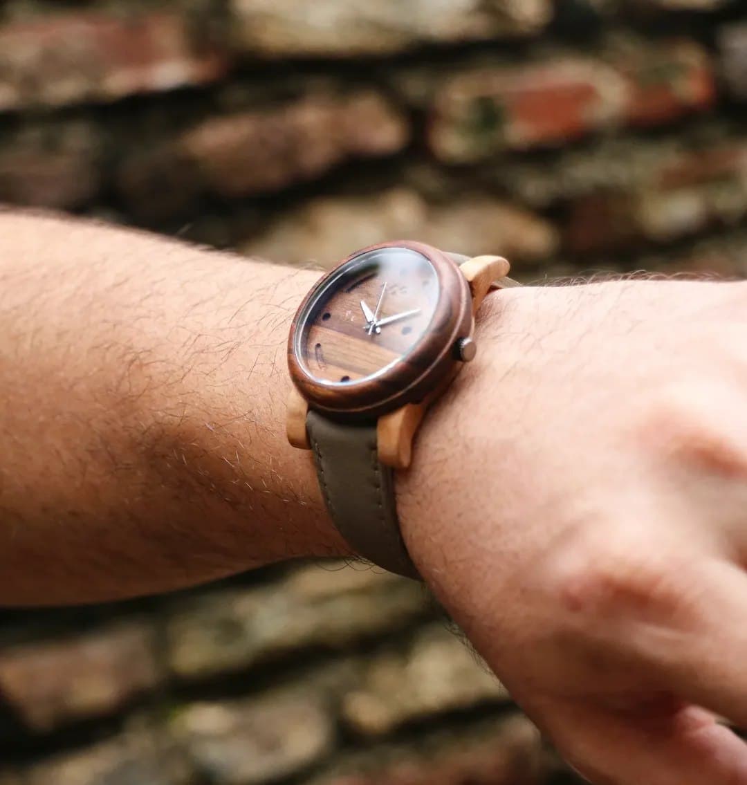 ساعت مچی چوبی پسرانه با بند چرمی مدل شیلر - چوب گردو و گیلاس