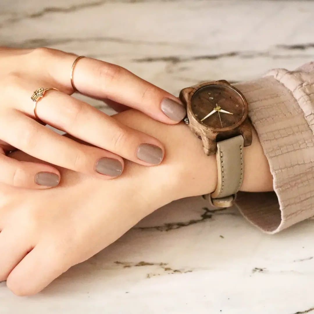 ساعت مچی چوبی زنانه با بند چرم مدل وینسار - چوب گردو