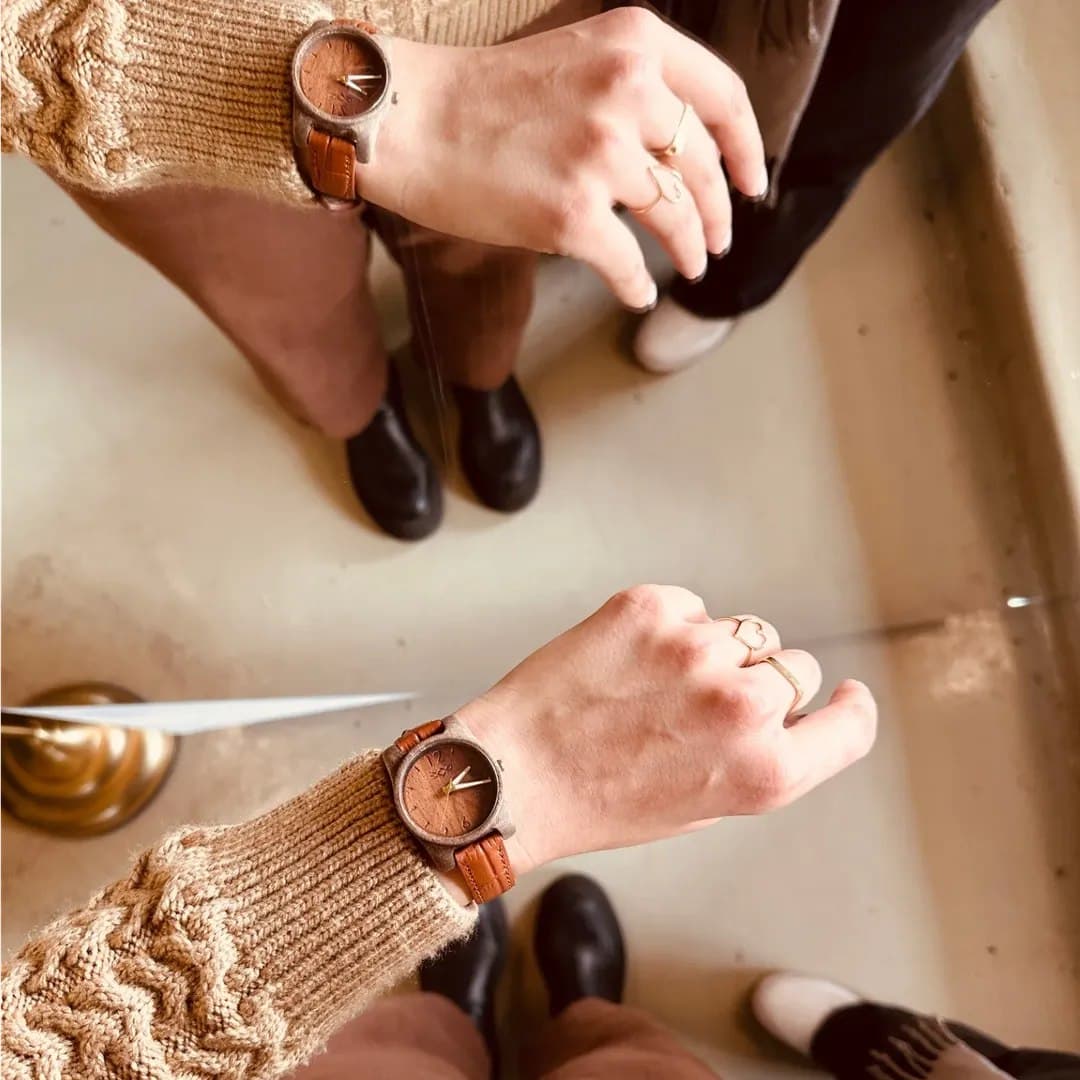 ساعت مچی زنانه دست ساز چوبی با بند چرم مدل هیوا