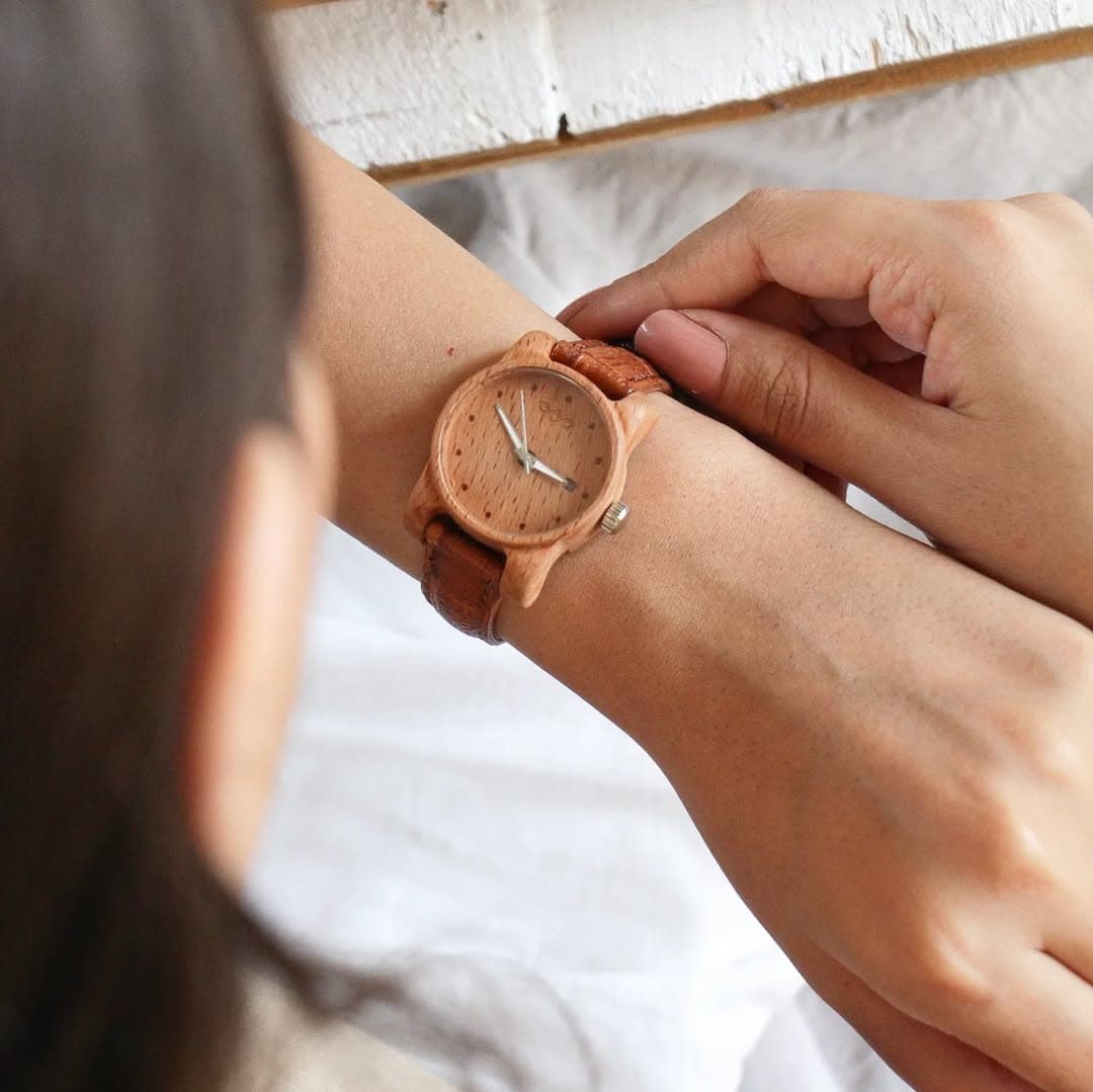 ساعت مچی چوبی زنانه مدل وینسار - چوب راش - بند چرمی