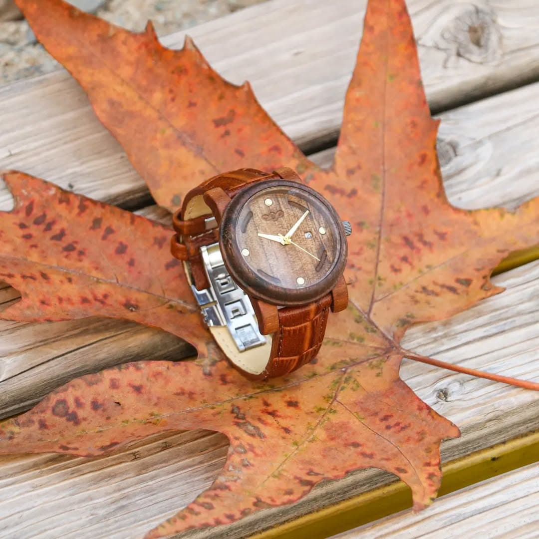 ساعت مچی چوبی با بند چرم مدل شیلر - چوب گردو و گیلاس