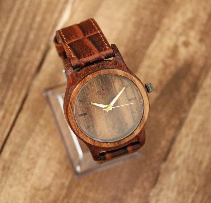ساعت مچی چوبی بند چرم مدل رایکا - دستساز از چوب گردو و اقاقیا