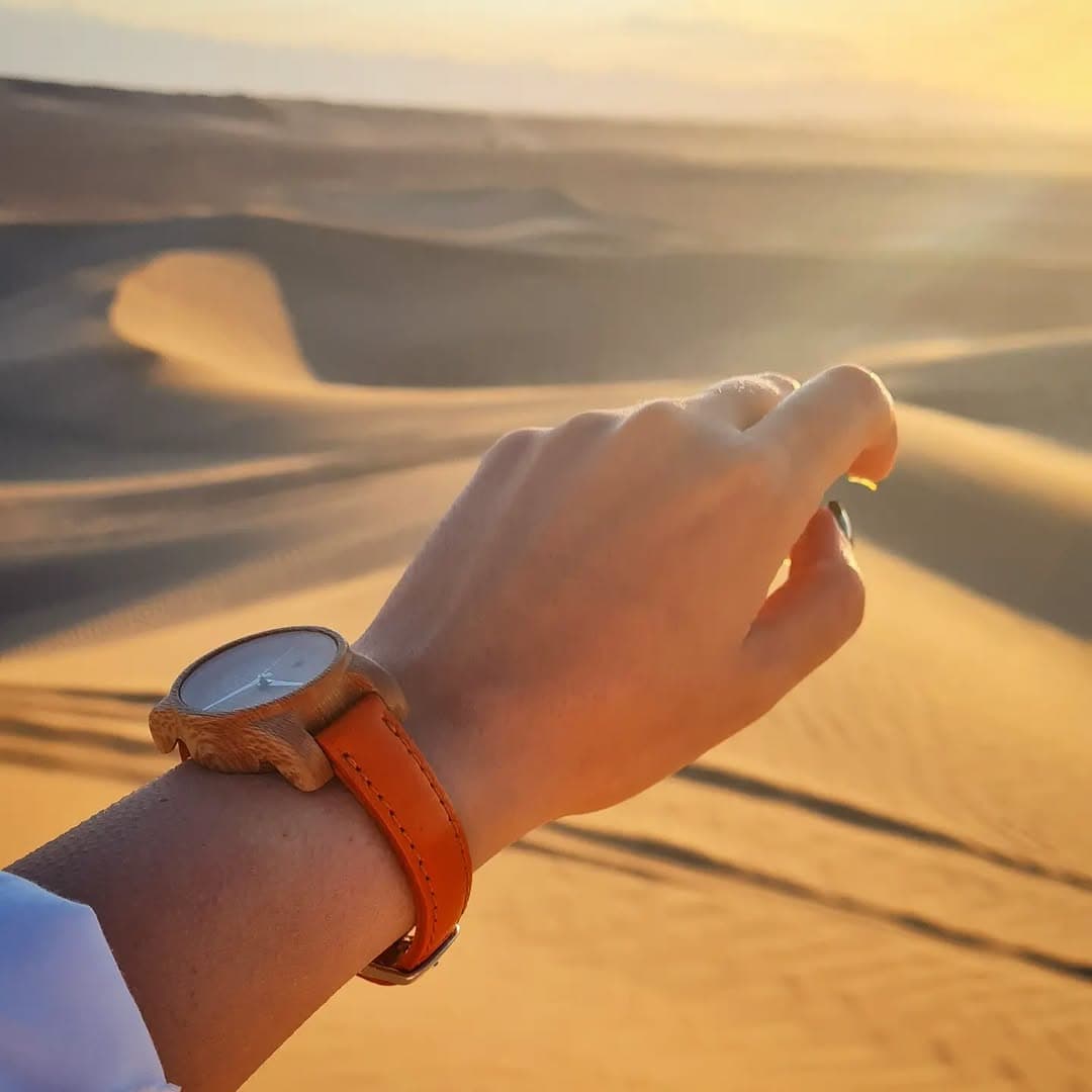 ساعت مچی چوبی با بند چرم زنانه مدل وینسار - چوب چنار سفید