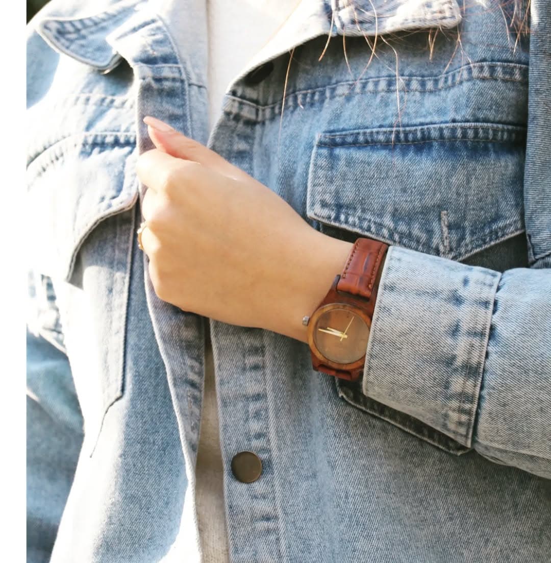 ساعت مچی چوبی با بند چرم مدل رایکا - چوب گردو و اقاقیا