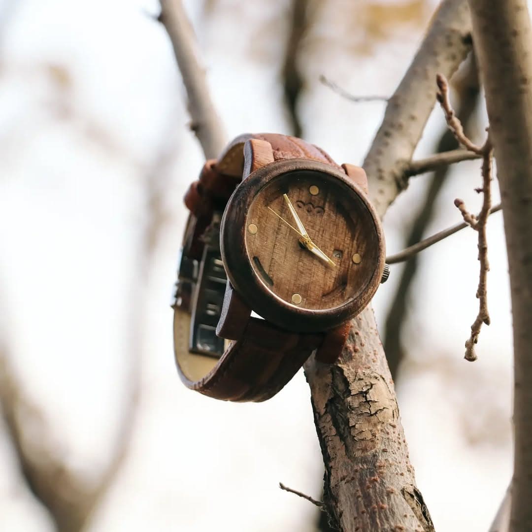 ساعت مچی چوبی با بند چرم مدل شیلر - چوب گردو