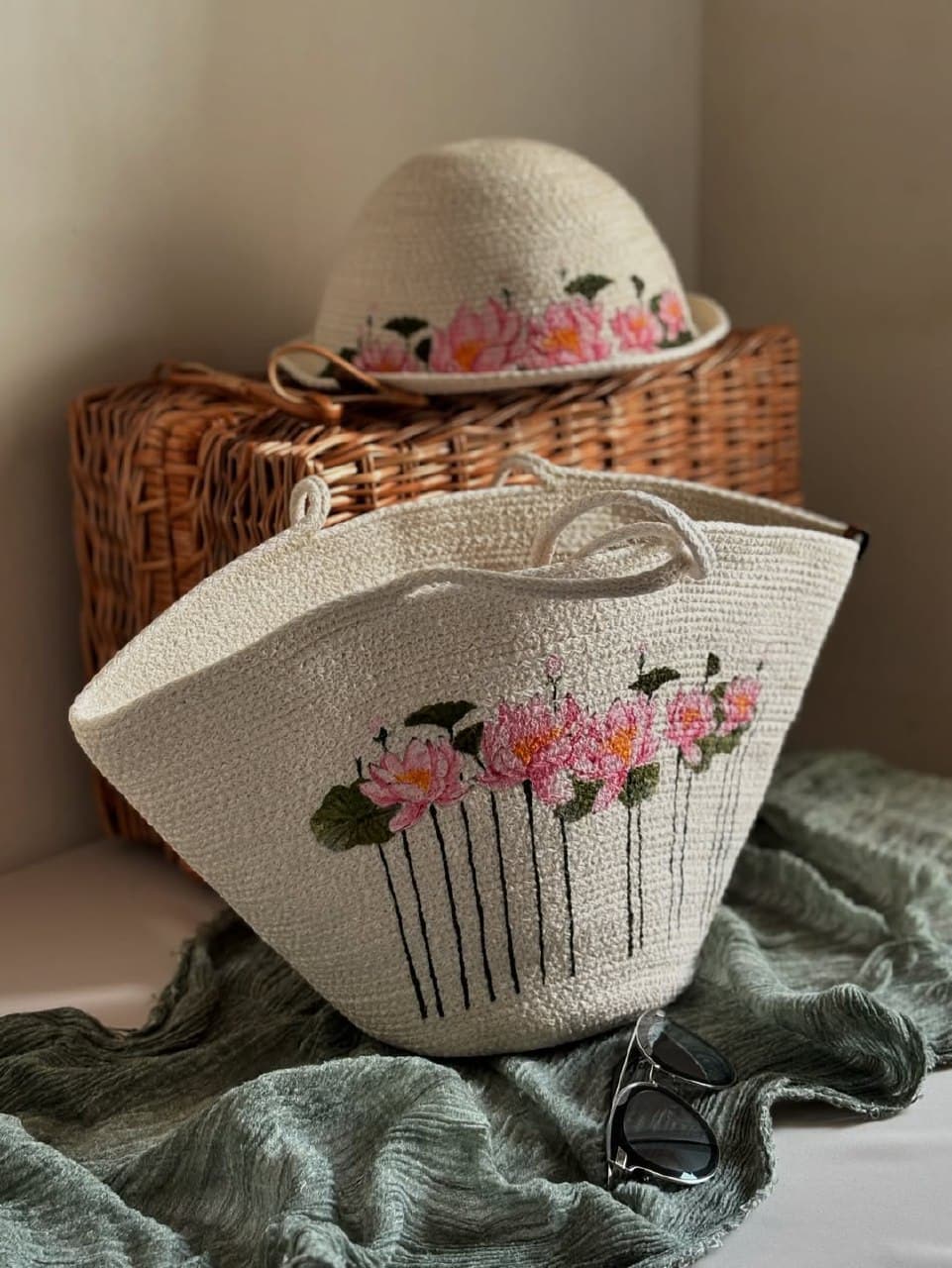 ست کیف و کلاه ساحلی دست دوز طرح نیلوفر آبی