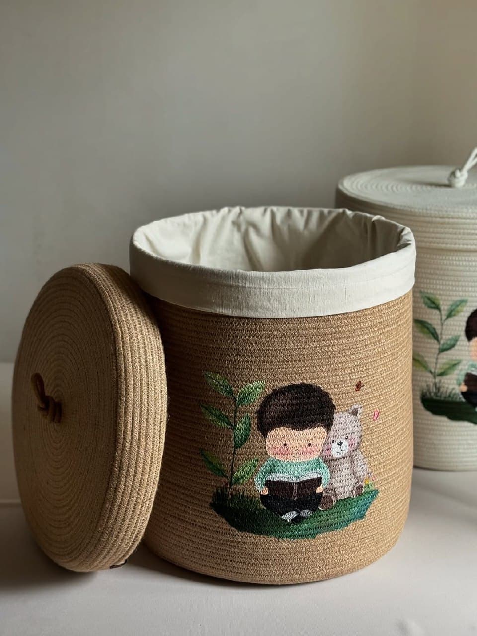 سبد لباس حصیری اتاق کودک دست‌ساز با نقاشی طرح کوشا