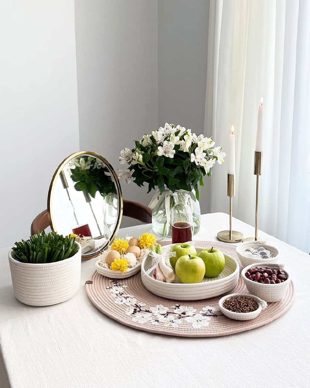 رومیزی گرد دست دوز با نقاشی شکوفه بهاری