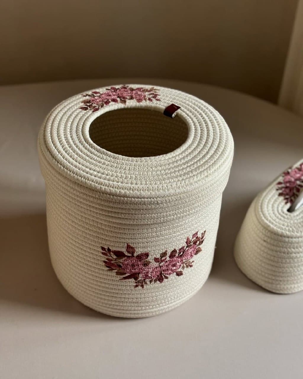 ست سطل و کاور دستمال قیطانی نقاشی شده با دست