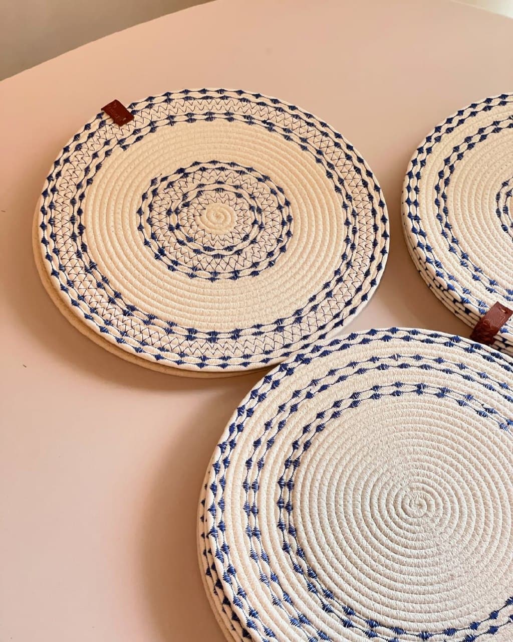 زیر بشقابی گلدوزی (جنس قیطان و کتان)