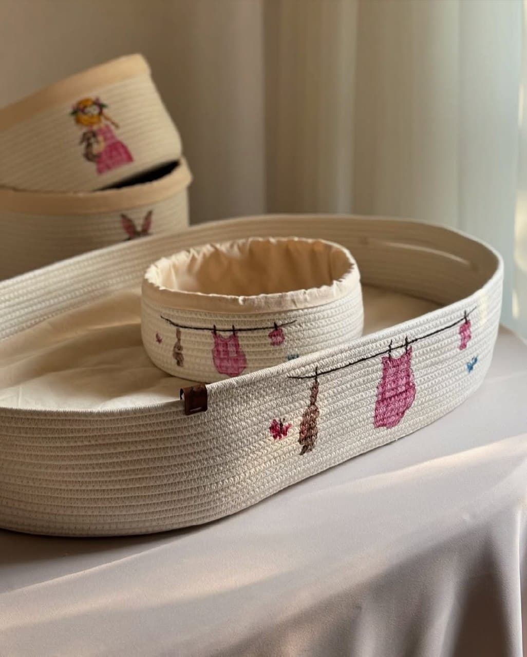 سبد تعویض نوزاد قیطانی نقاشی شده با دست