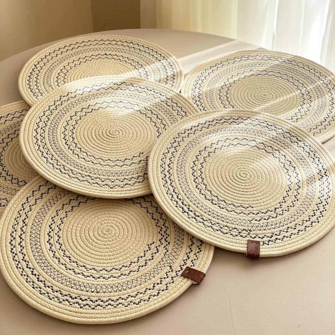 زیر بشقابی گلدوزی شده