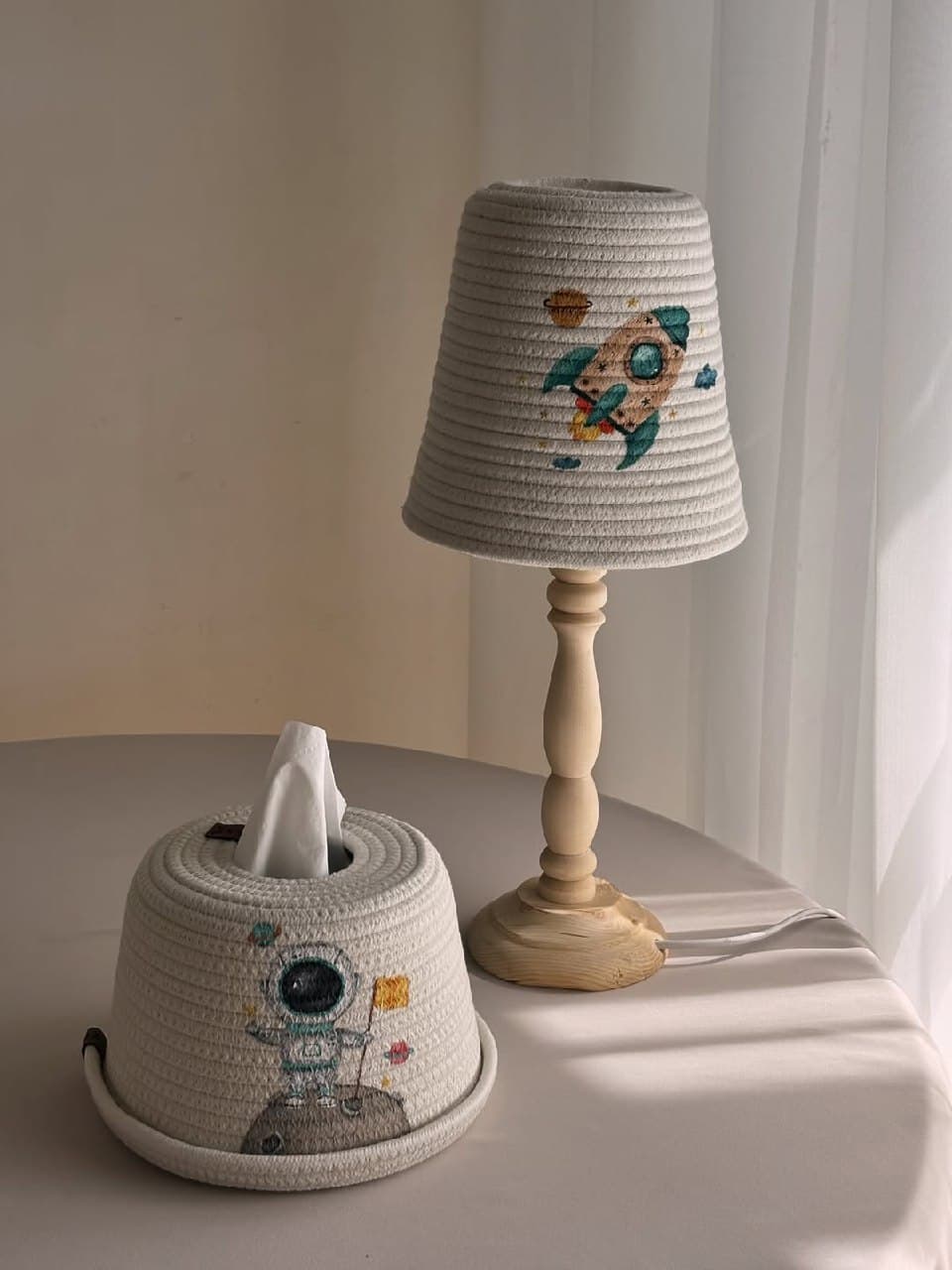 ست دکوری اتاق کودک طرح فضانورد شامل آباژور و کاور دستمال