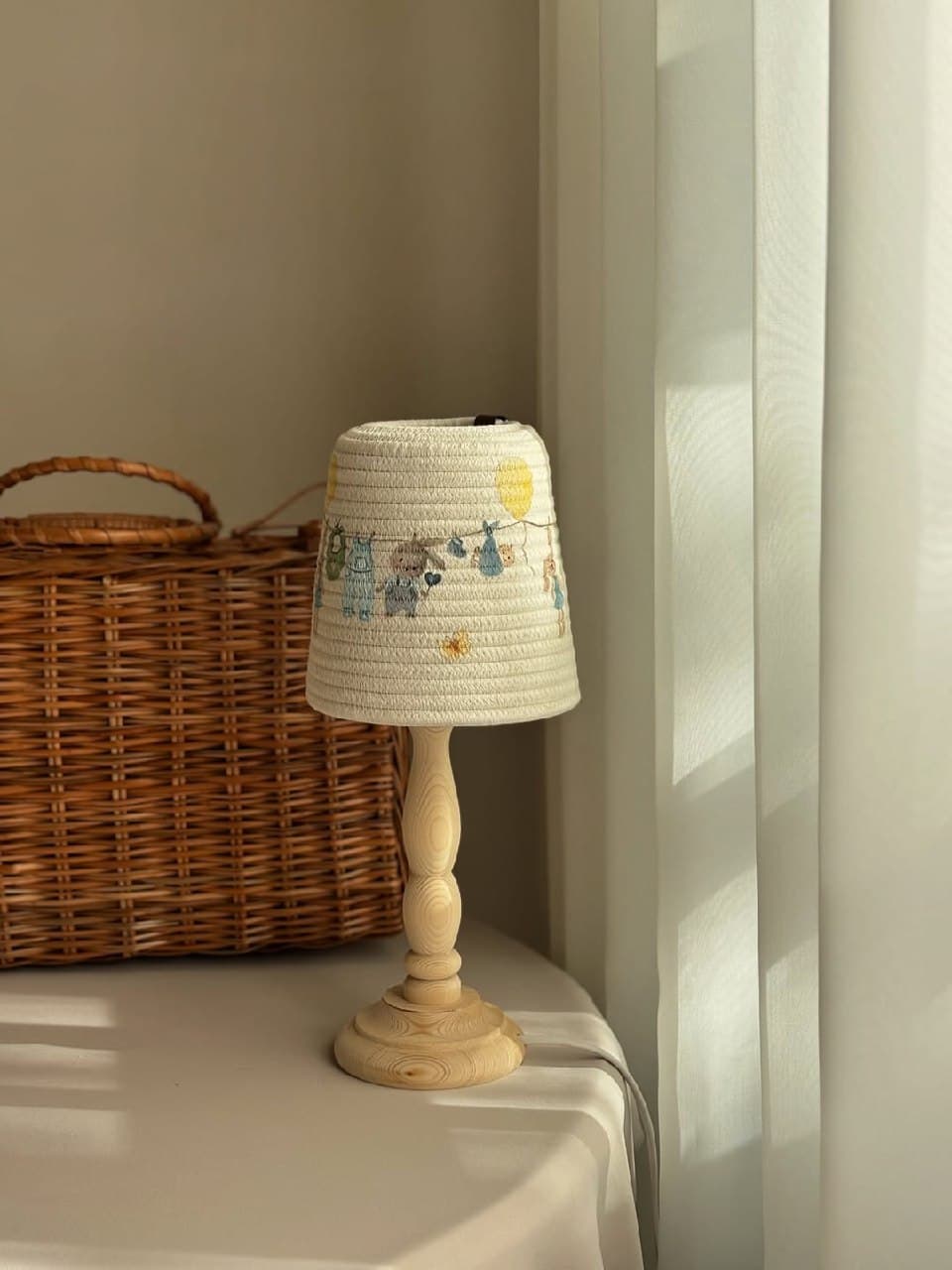 آباژور چوبی اتاق کودک با شید نقاشی دست