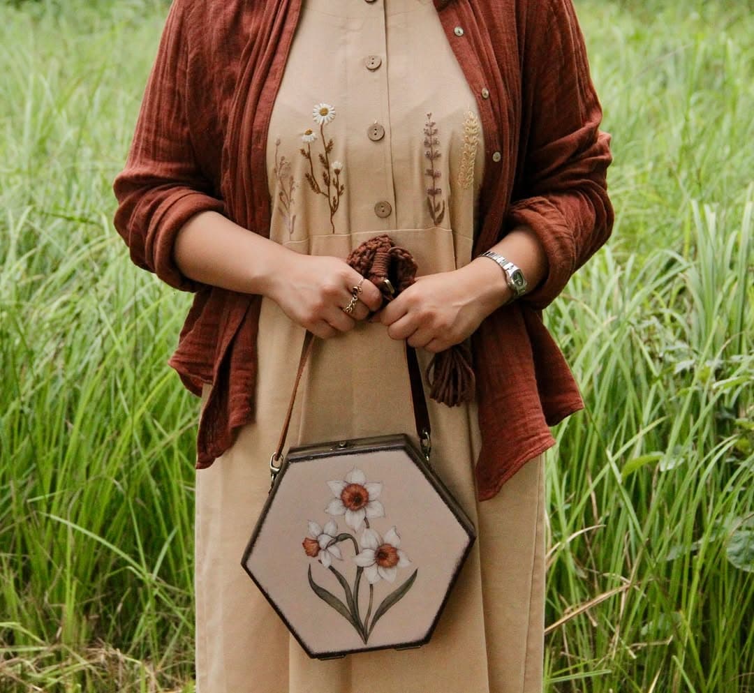 کیف دوشی چوبی شش ضلعی طرح گل نرگس