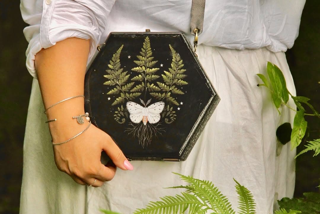 کیف دوشی شش ضلعی دست‌ساز طرح شاپرک و سرخس