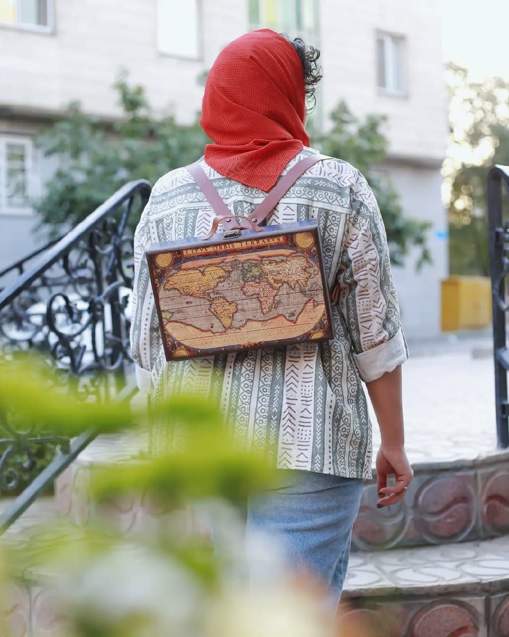 کوله پشتی چوبی طرح نقشه جهان