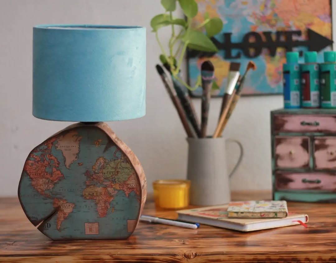 آباژور رومیزی چوبی طرح نقشه جهان