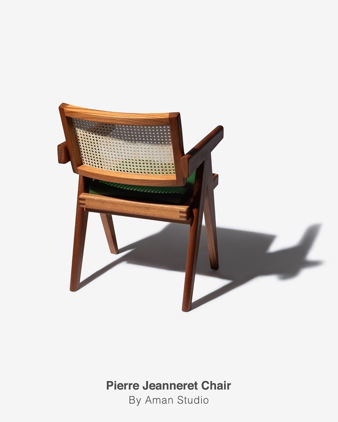 صندلی چوبی پیر ژانره با پشتی حصیری و نشیمن چرم