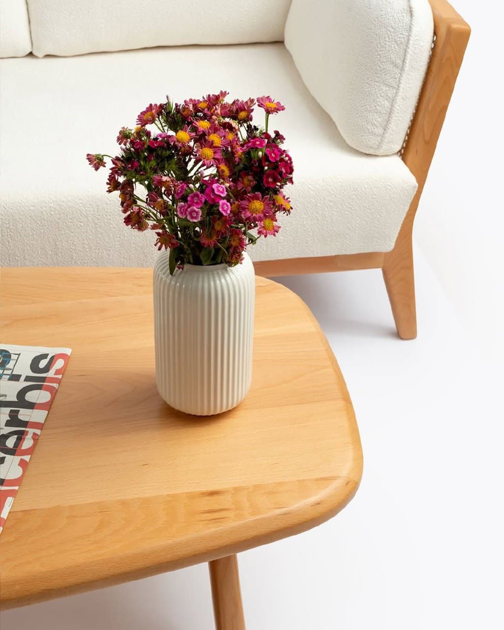 میز جلو مبلی چوبی با طراحی مینیمال