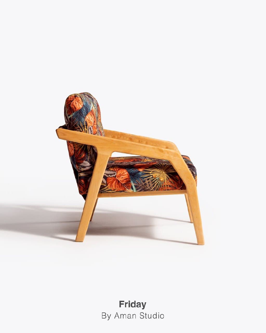 مبل راحتی تک نفره چوبی مدل فرایدی