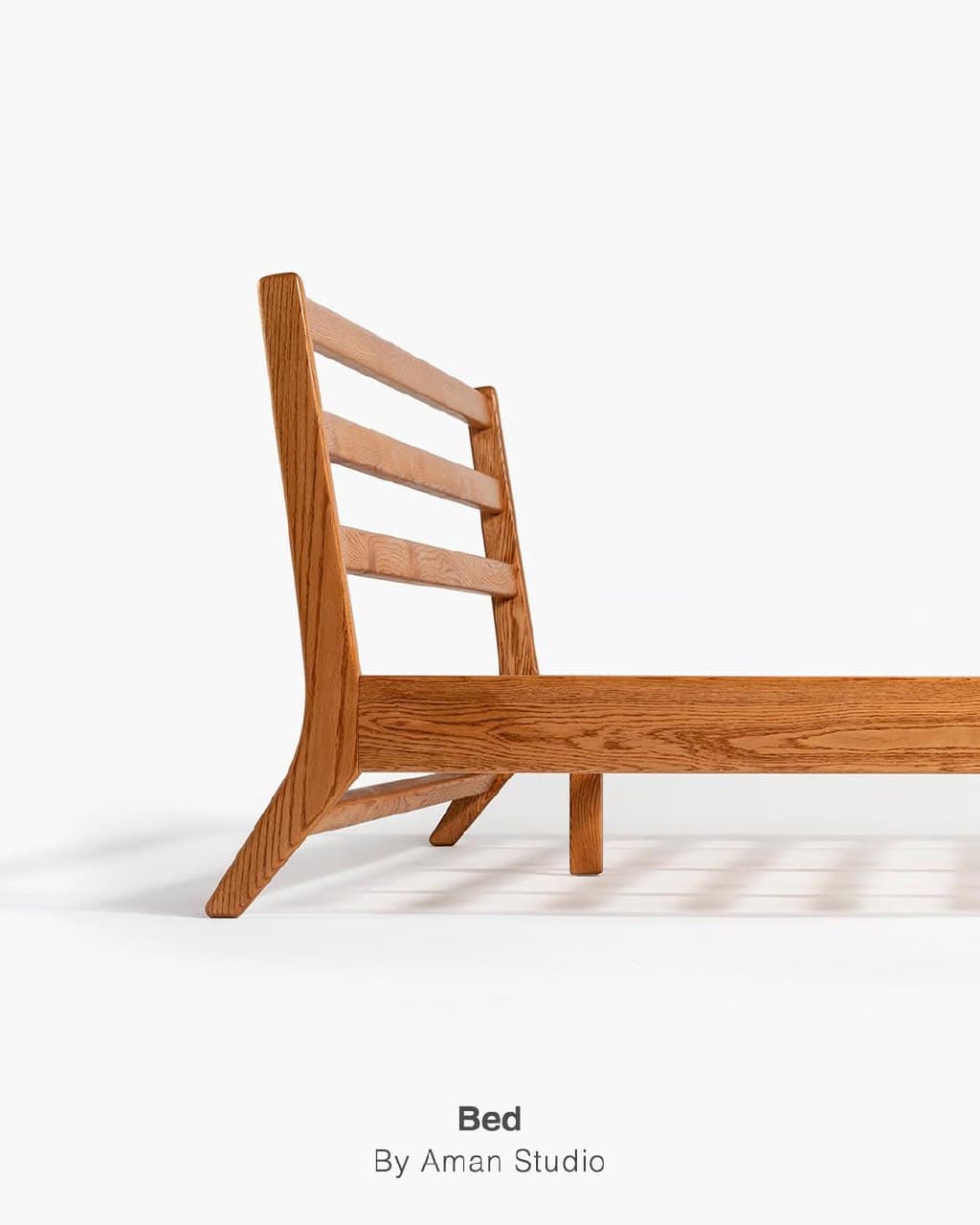 تخت خواب دو نفره چوبی ساخته شده از بلوط آمریکایی