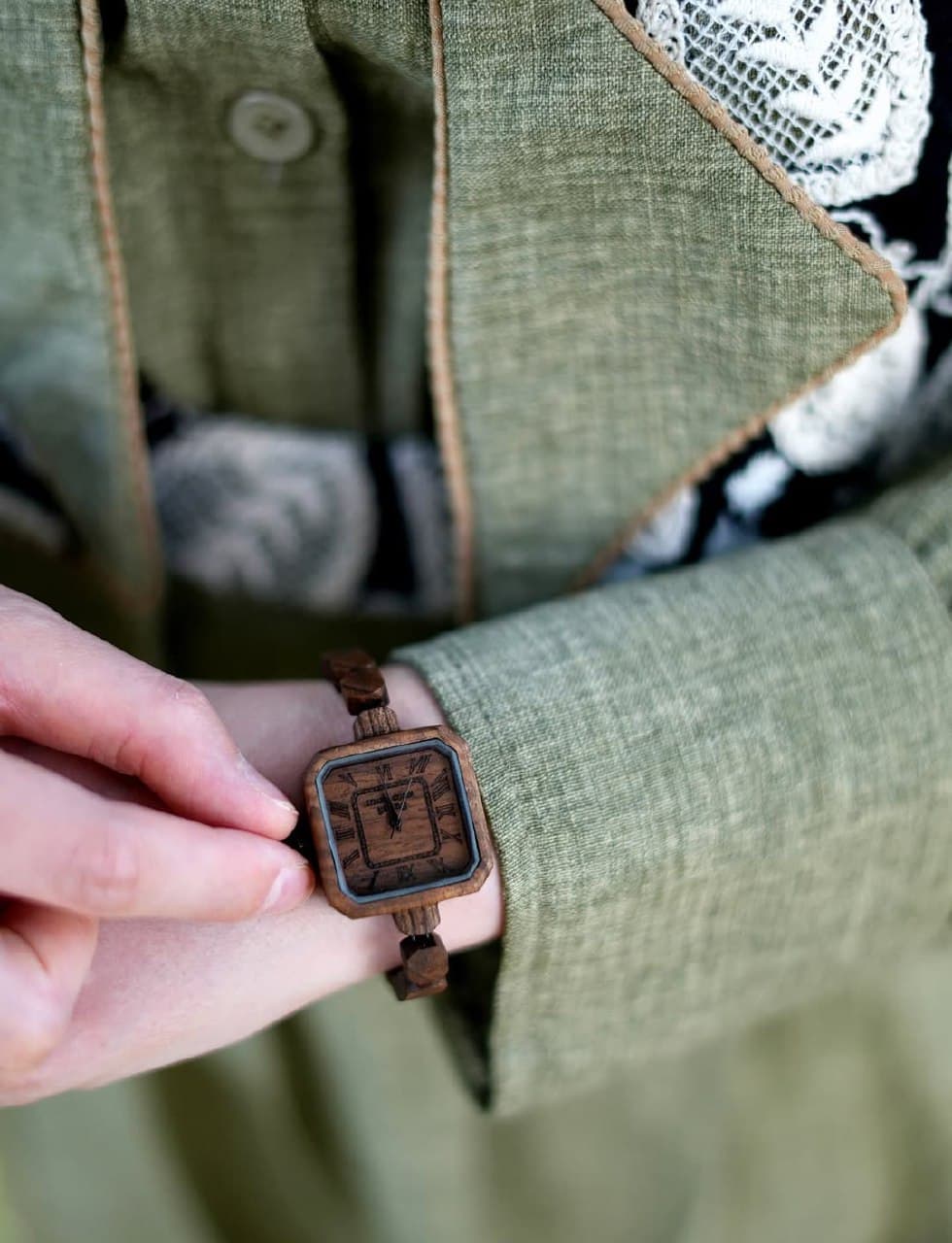 ساعت چوبی زنانه باگزس مدل آمیتیس