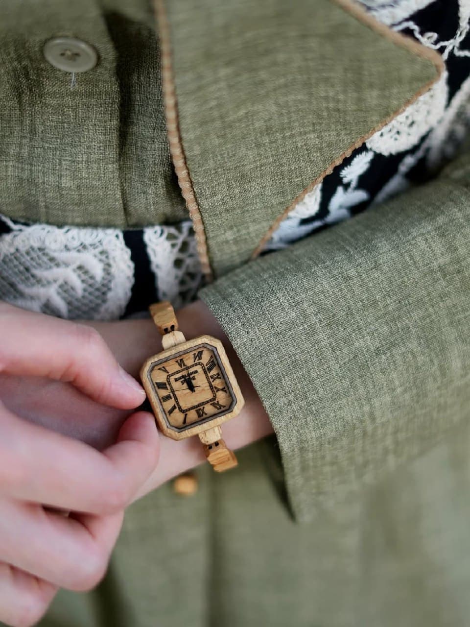 ساعت چوبی زنانه مدل آمیتیس