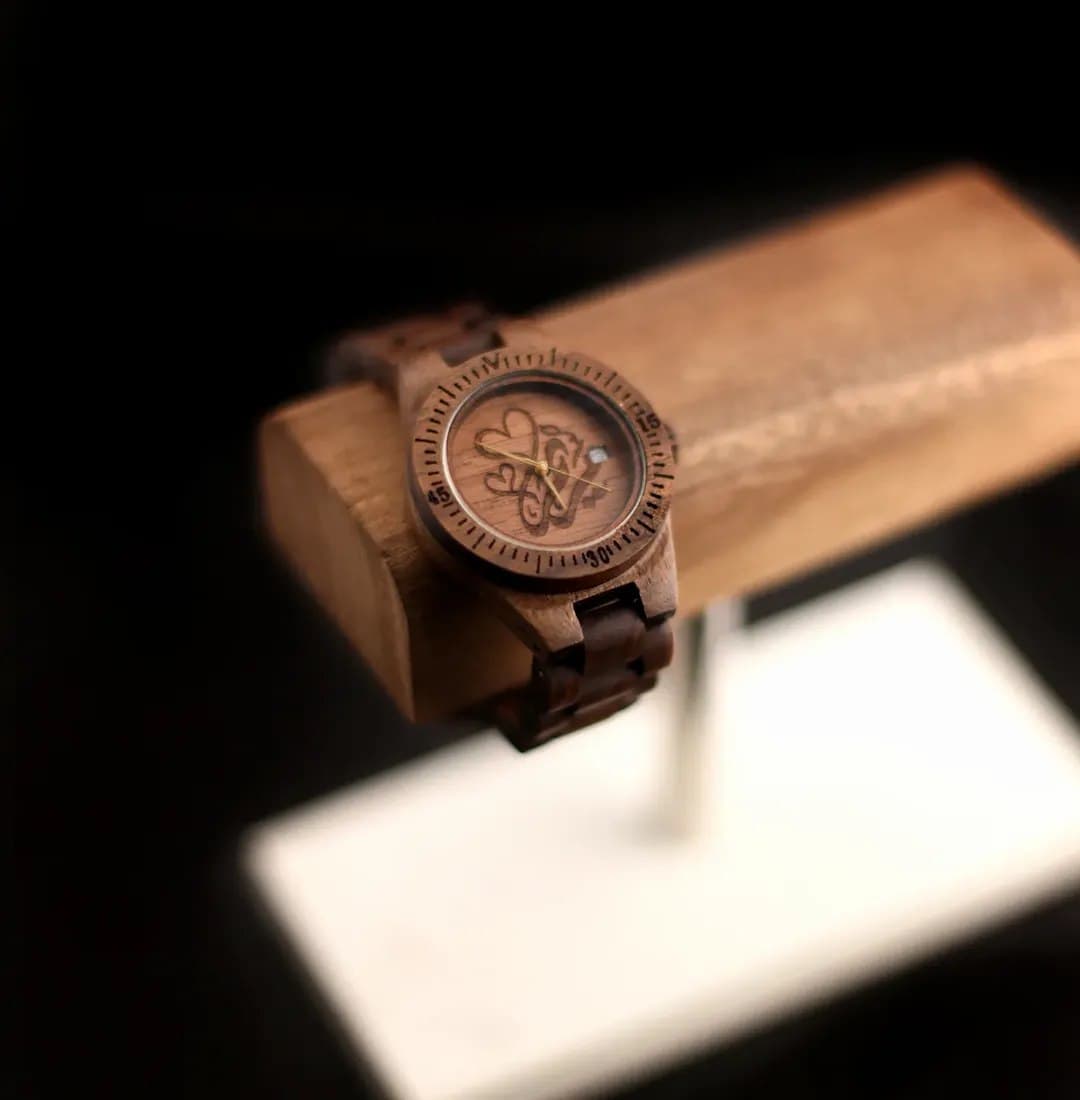 ساعت چوبی مدل ارونا با صفحه طرح قلب