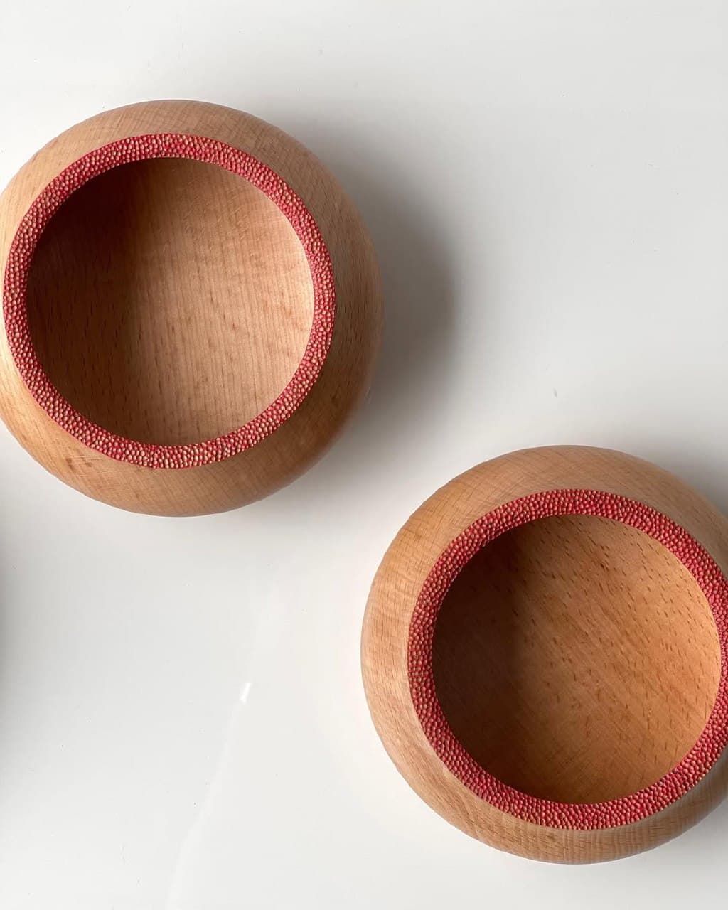 کاسه چوبی دست ساز لبه قرمز