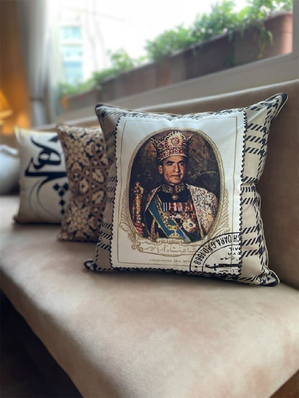 کوسن مخمل دورو چاپ طرح تمبر پهلوی