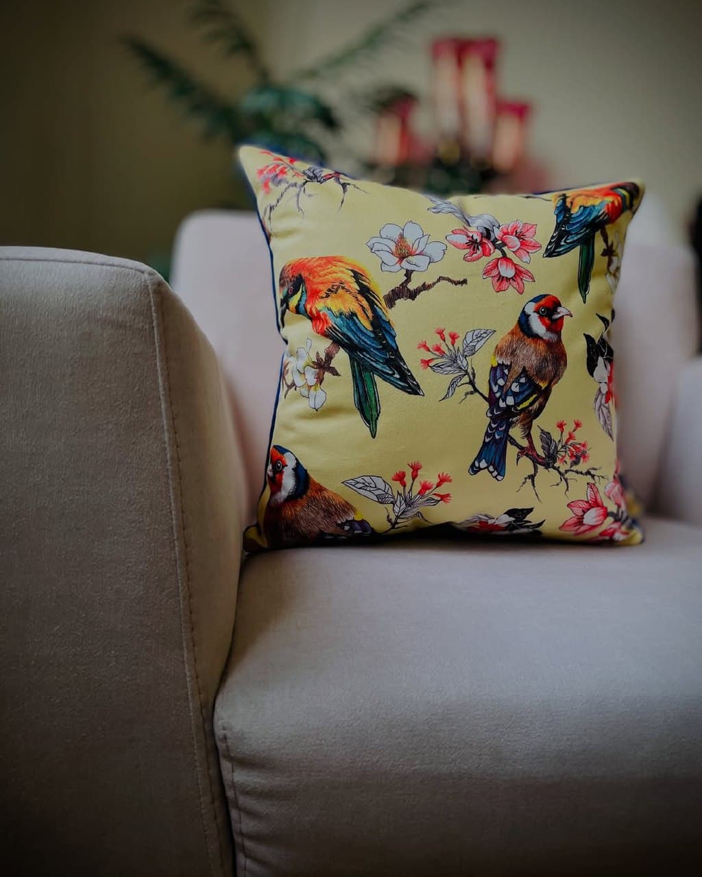 کوسن دکوراتیو طرح پرنده شادی