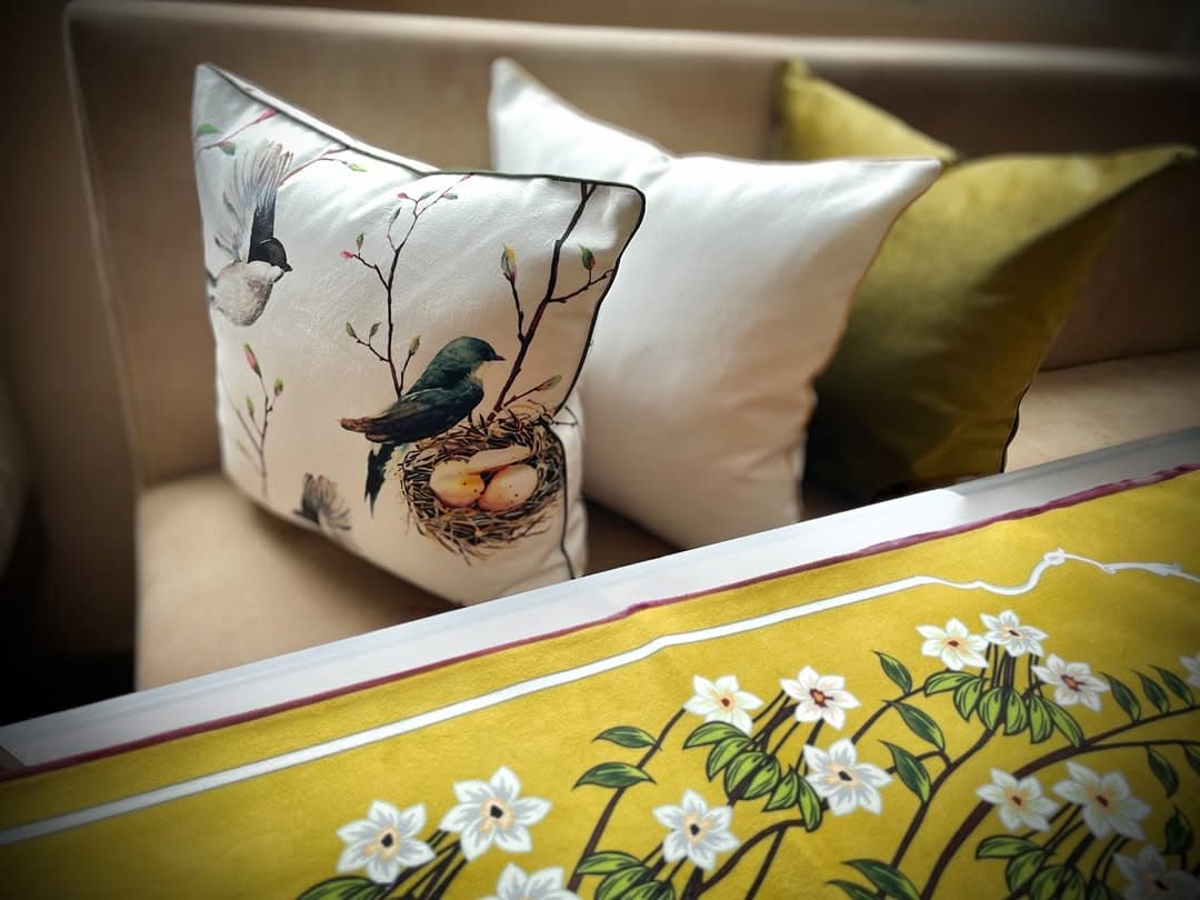 کوسن دکوراتیو طرح پرنده مدل نور