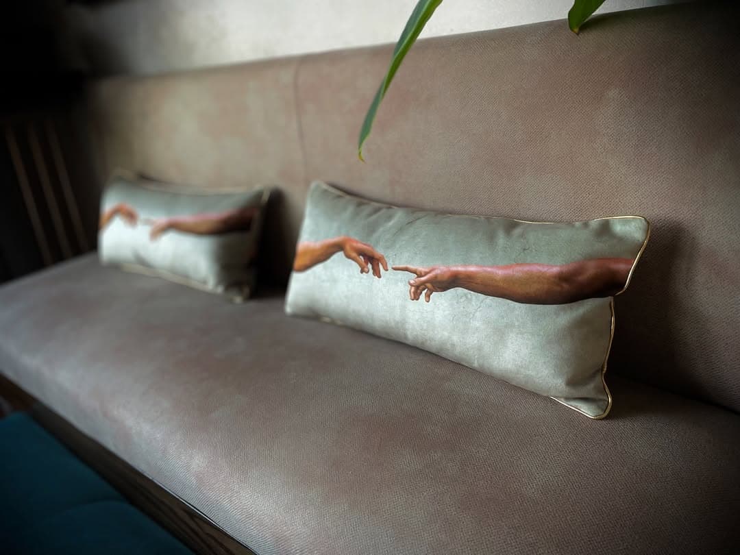 کوسن مستطیلی با طرح آفرینش آدم