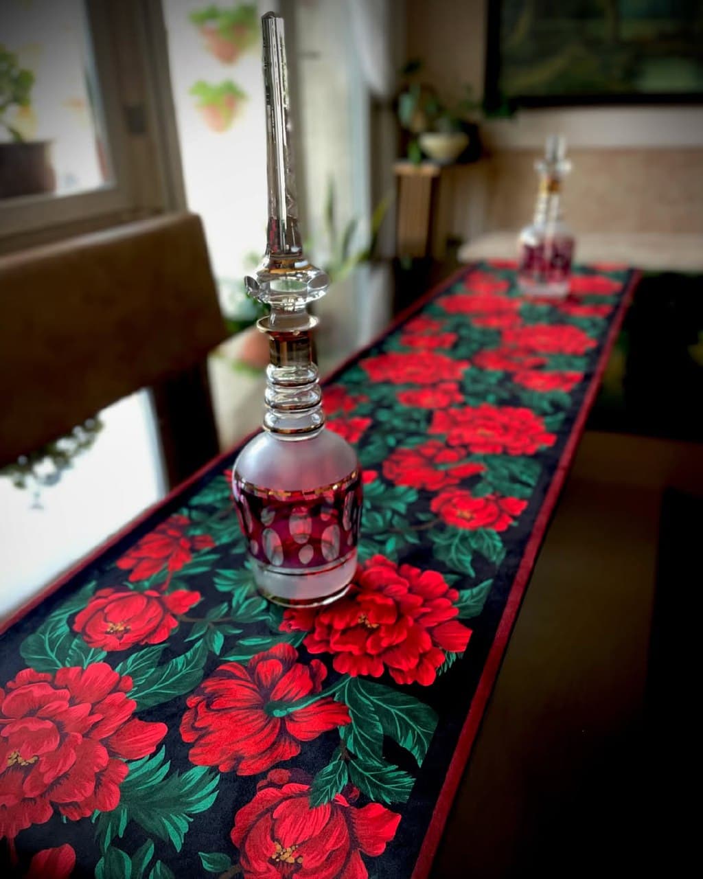 رانر رومیزی طرح گل قرمز