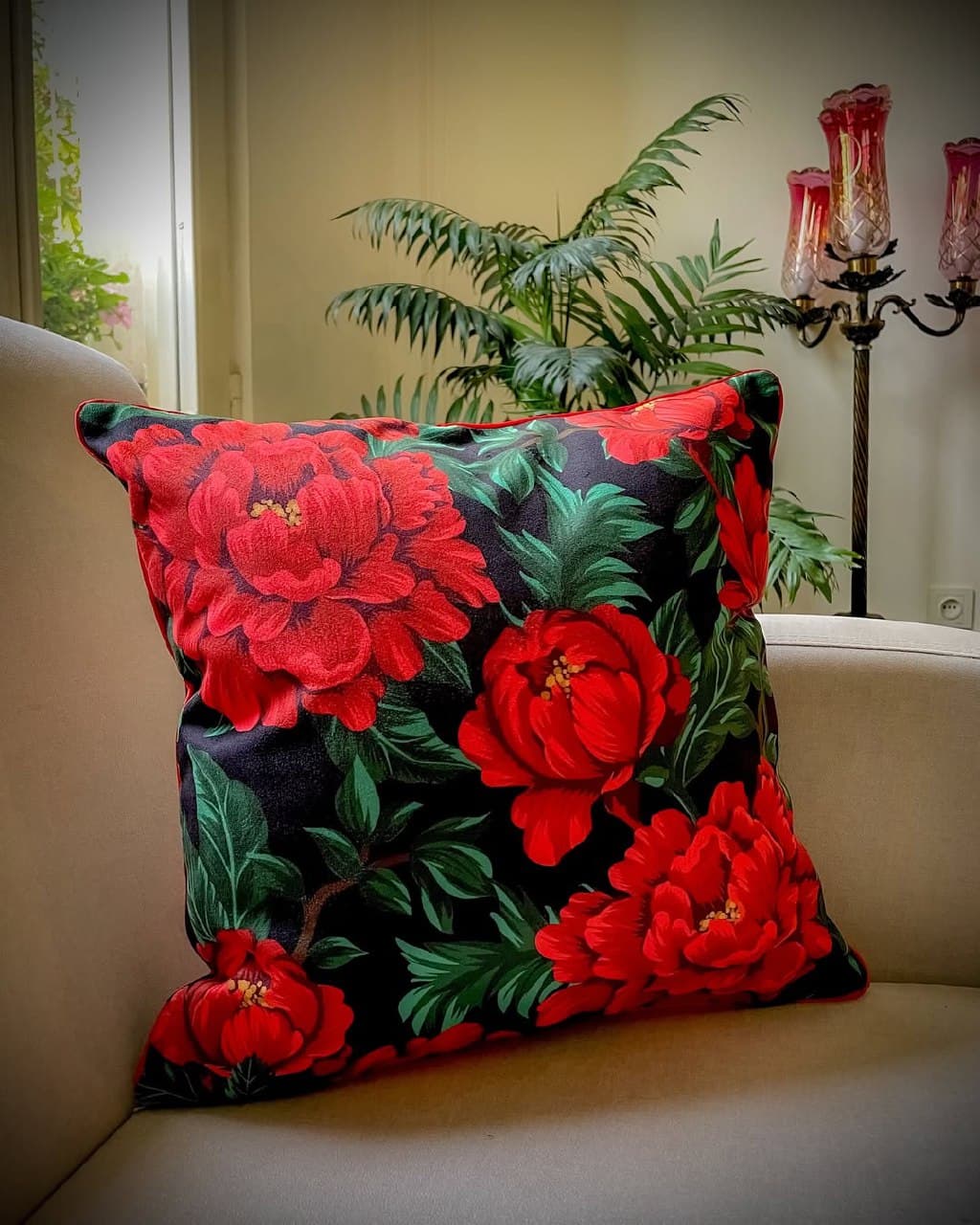 کوسن مربع طرح گل صدتومانی قرمز