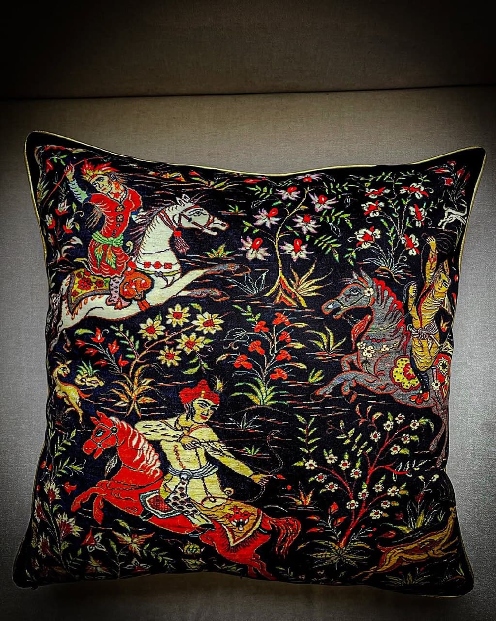 کوسن مربع طرح نگارگری ایرانی