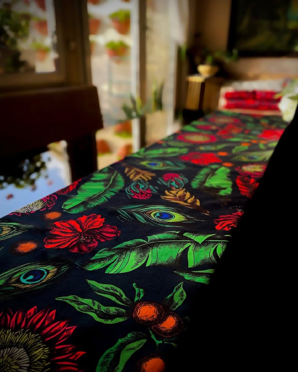 رانر پارچه ای طرح پر طاووس و گل های استوایی