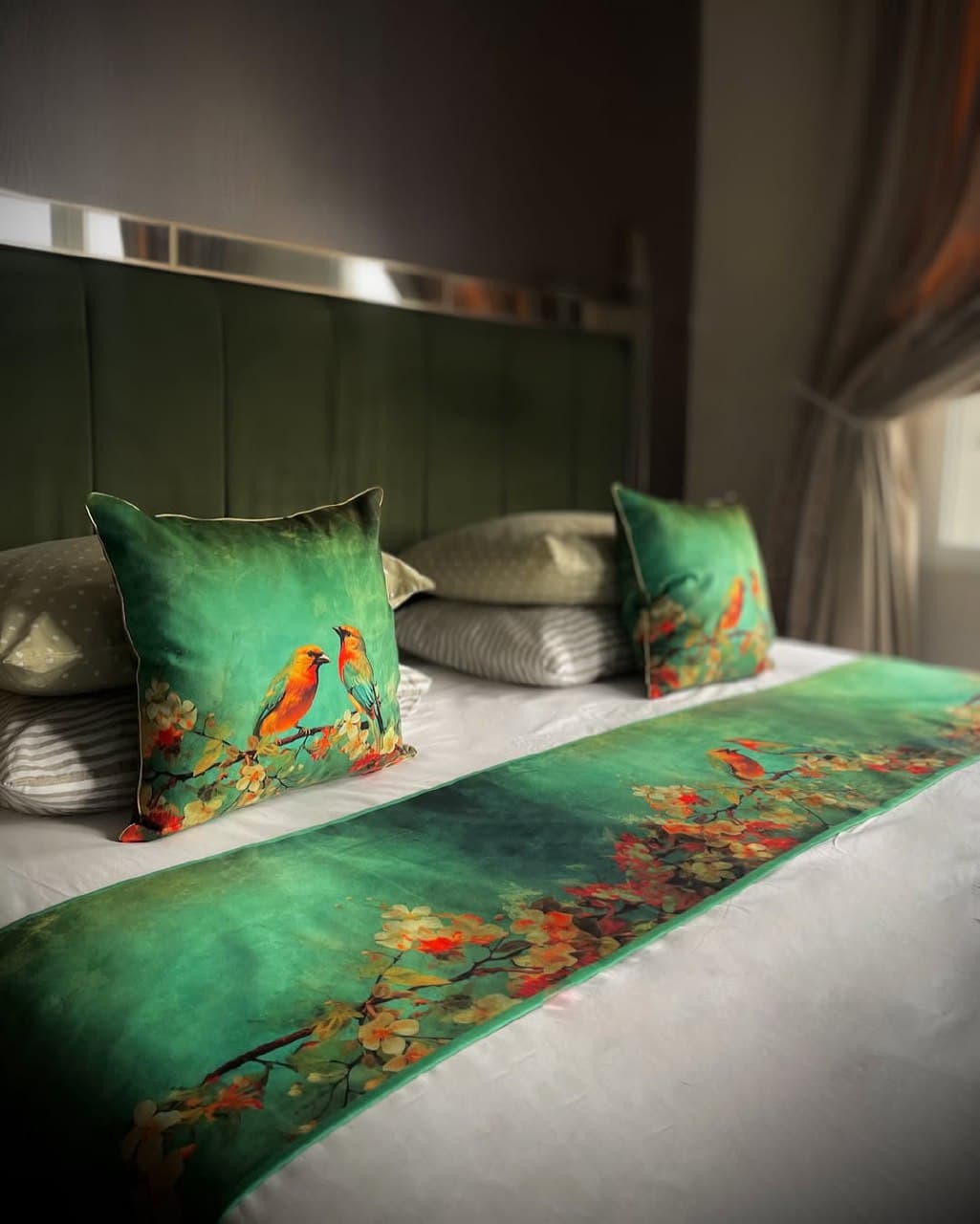کوسن مخمل دکوراتیو طرح پرنده