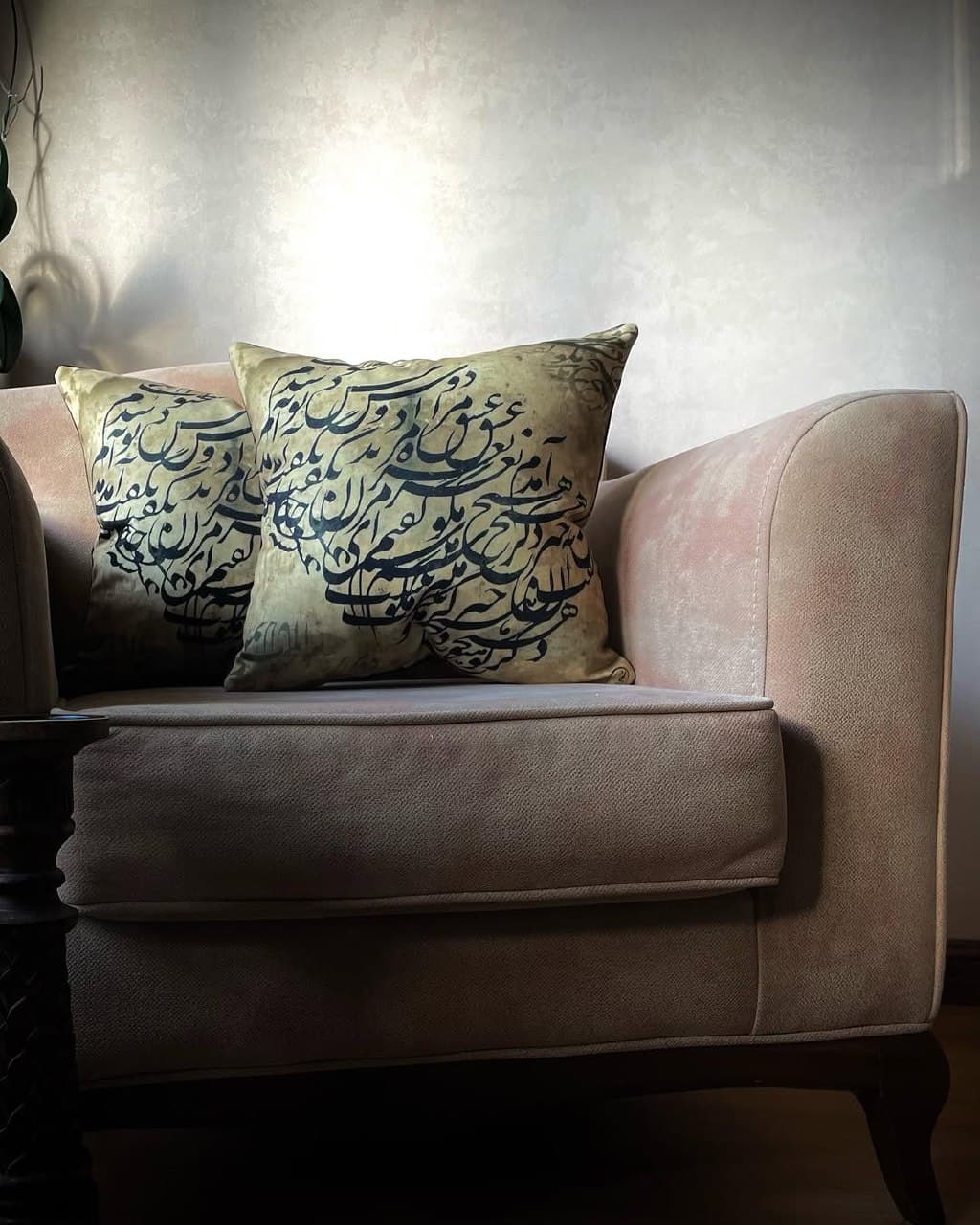 ست کوسن و رانر مخمل طرح خطاطی نستعلیق