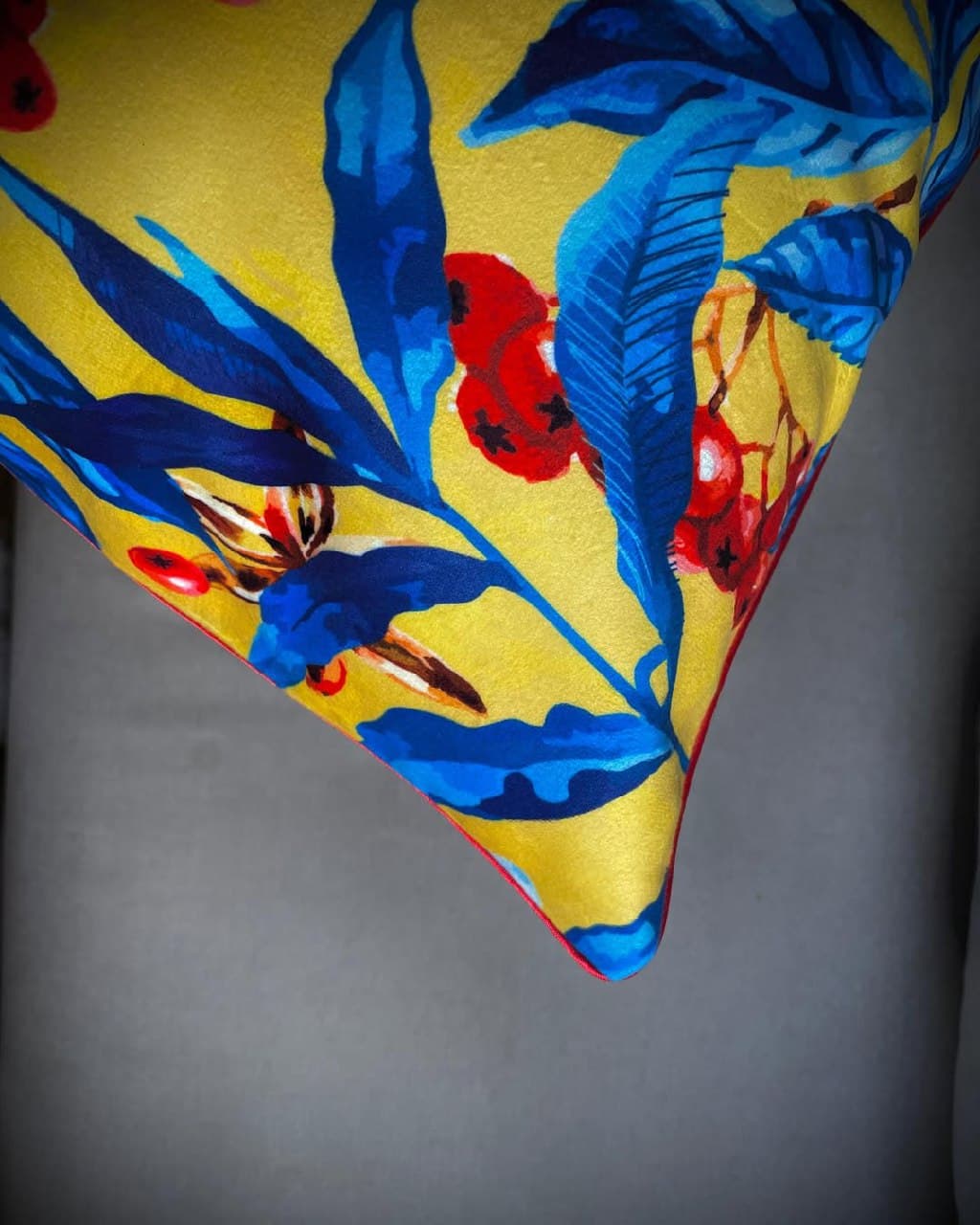 کوسن مخمل طرح برگ و میوه