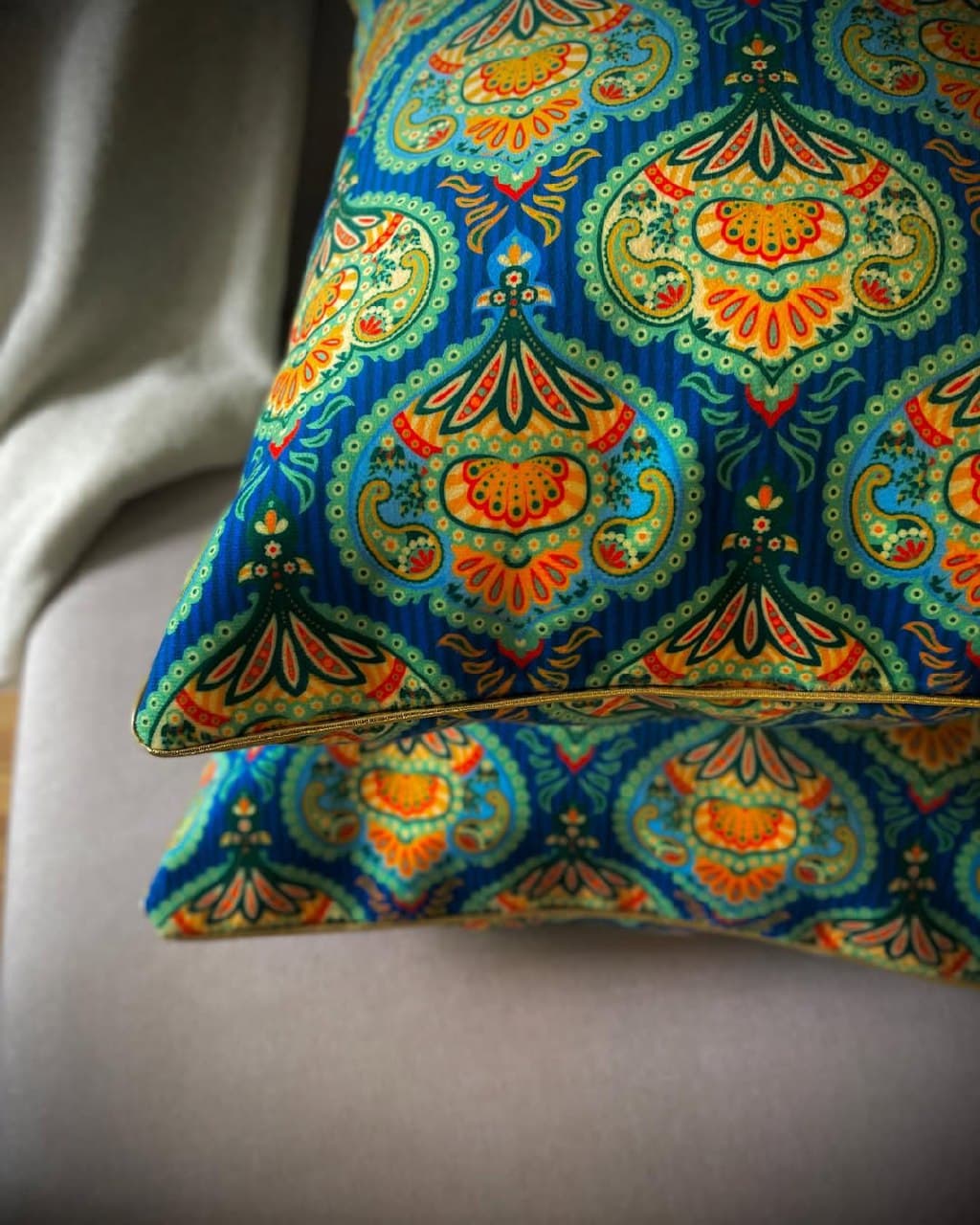 کوسن مخمل طرح بته جقه