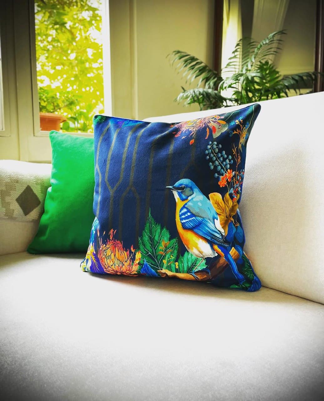 کوسن مخمل طرح پرنده آبی