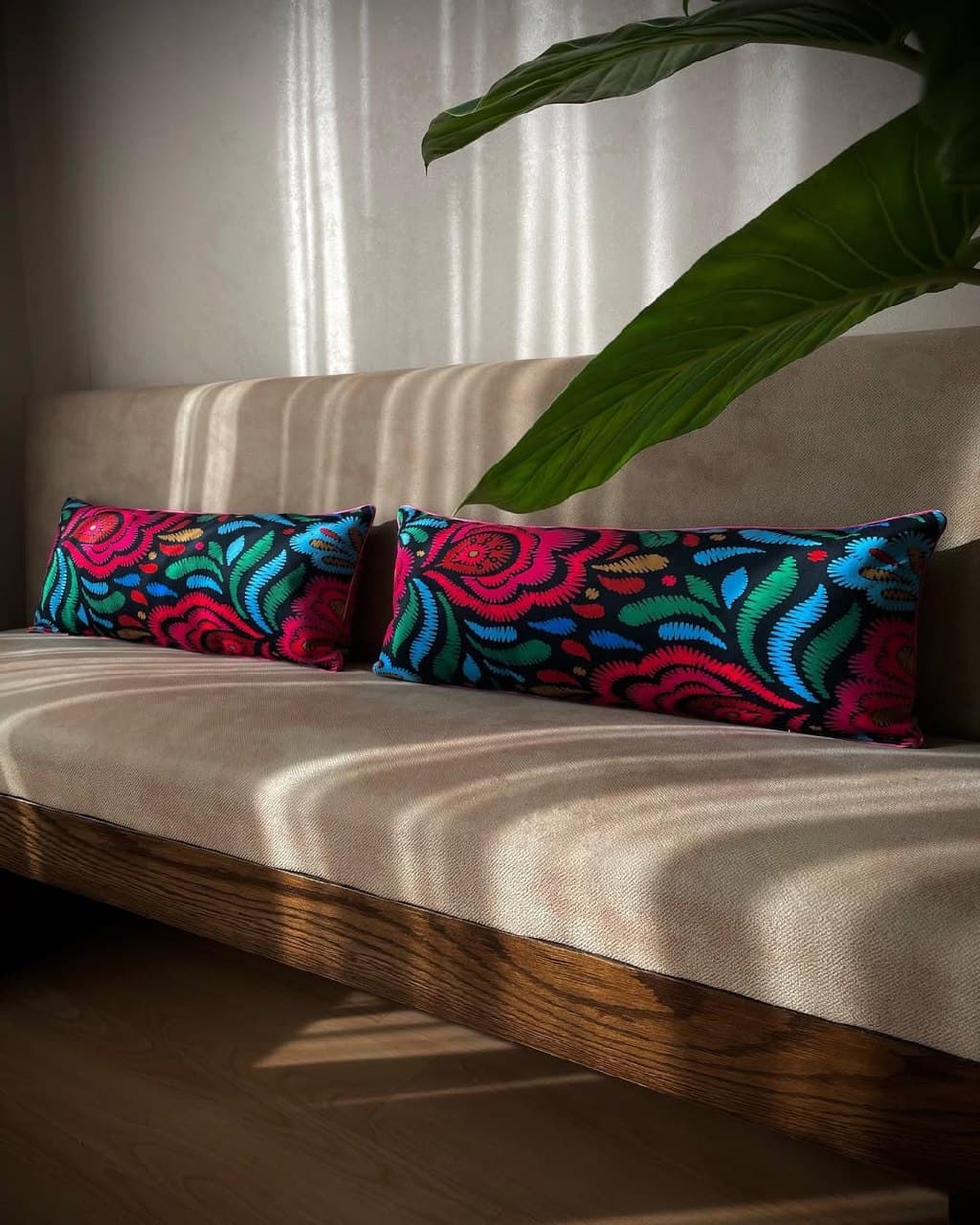 کوسن مستطیلی مخمل طرح گلدوزی