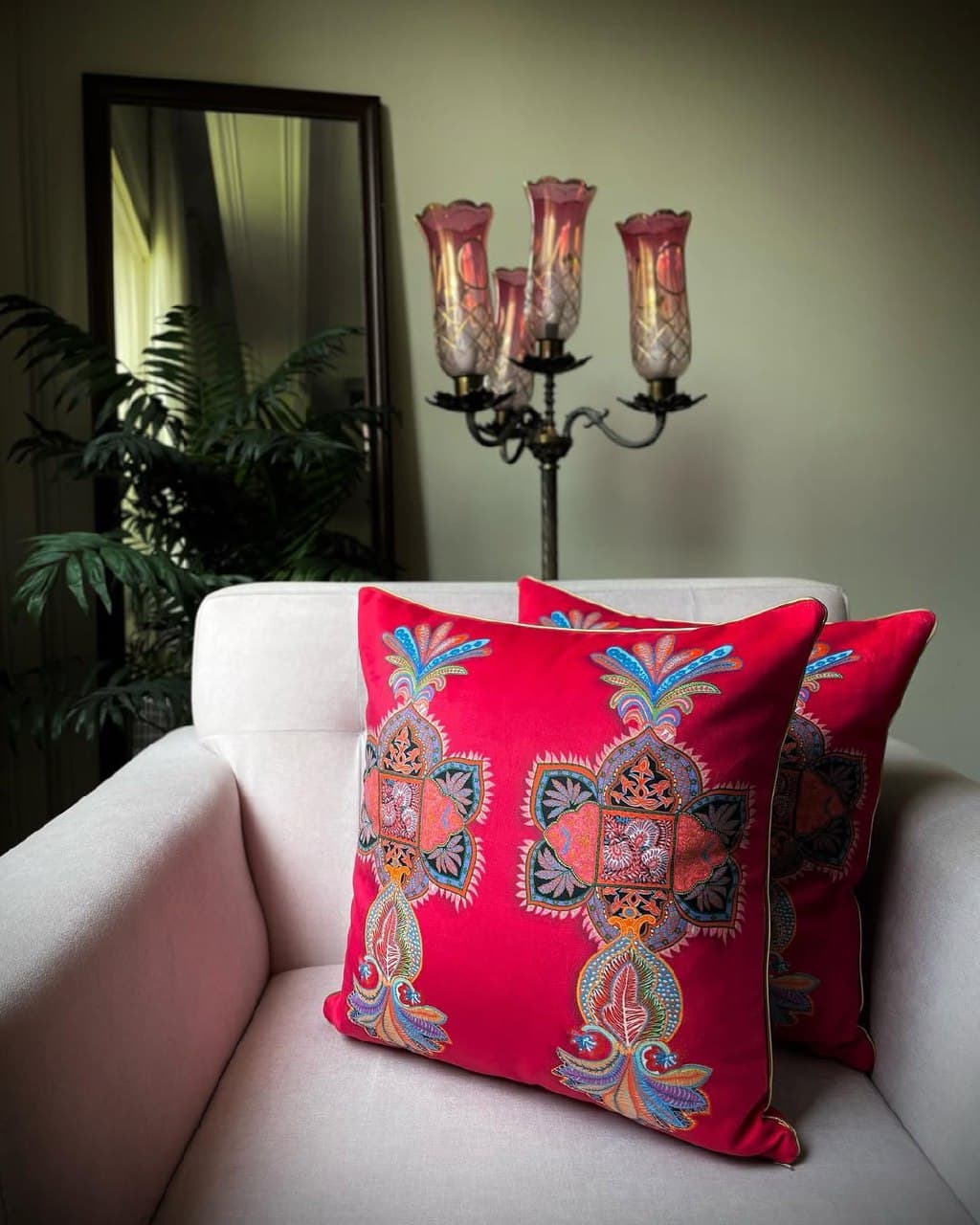 کوسن مخمل قرمز با طرح کاشیکاری ایرانی