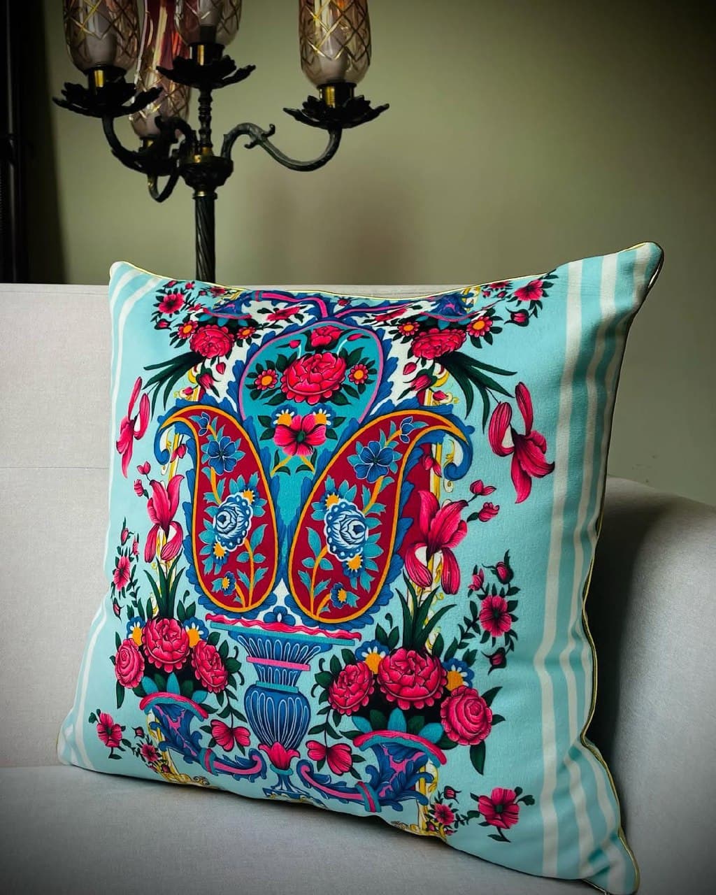 کوسن مخمل طرح سنتی گل و بته جقه